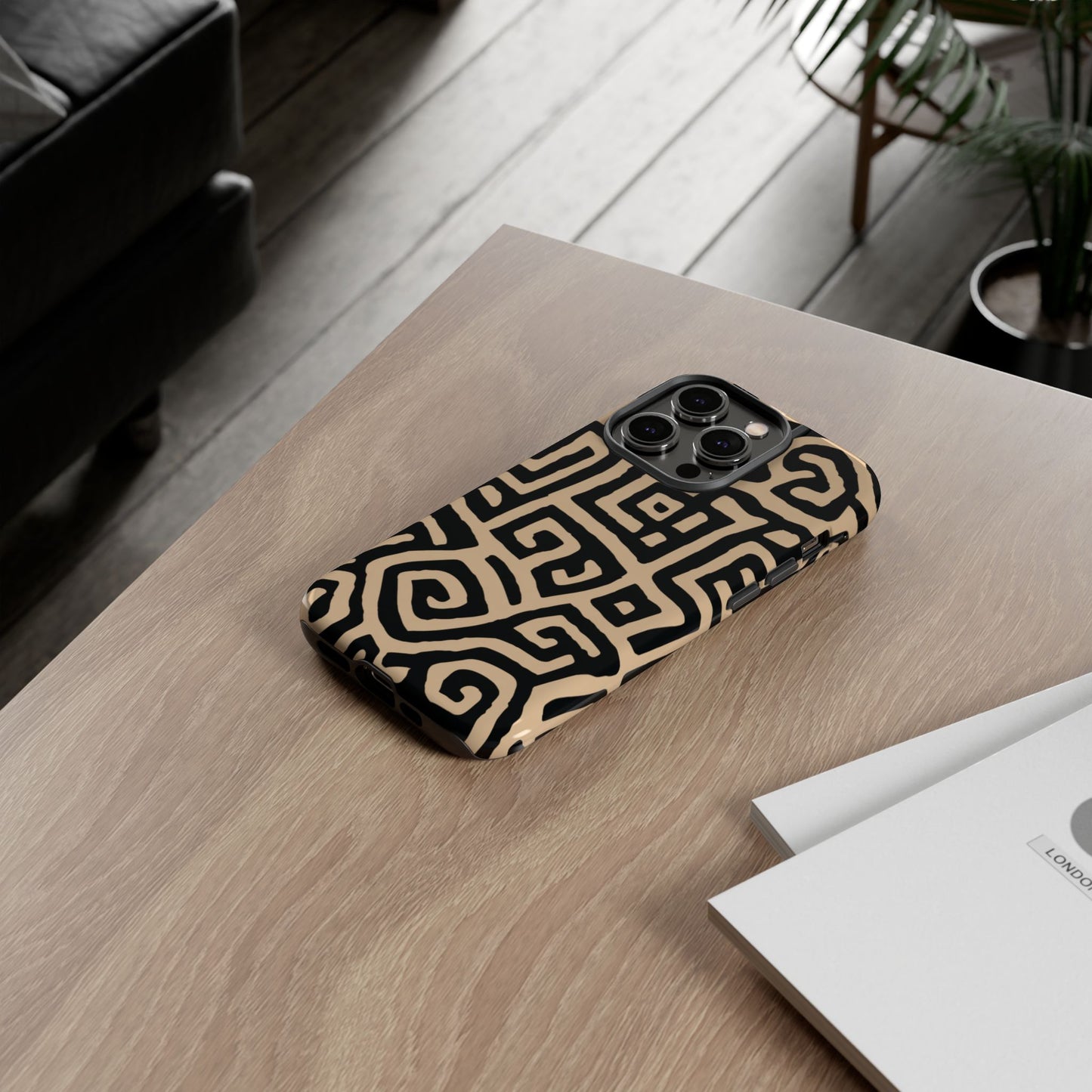 Afrikanisches Stammes-Labyrinth Handyhülle – Beige & Schwarz Geometrisches Muster Schutzhülle für iPhone, Samsung Galaxy & Google Pixel