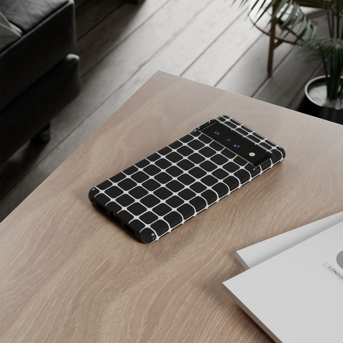 Slim black grid protective phone case – dual-layer TPU polycarbonate cover with precise cutouts