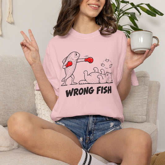 T-shirt graphique « Wrong Fish » – T-shirt unisexe amusant en coton teint en pièce