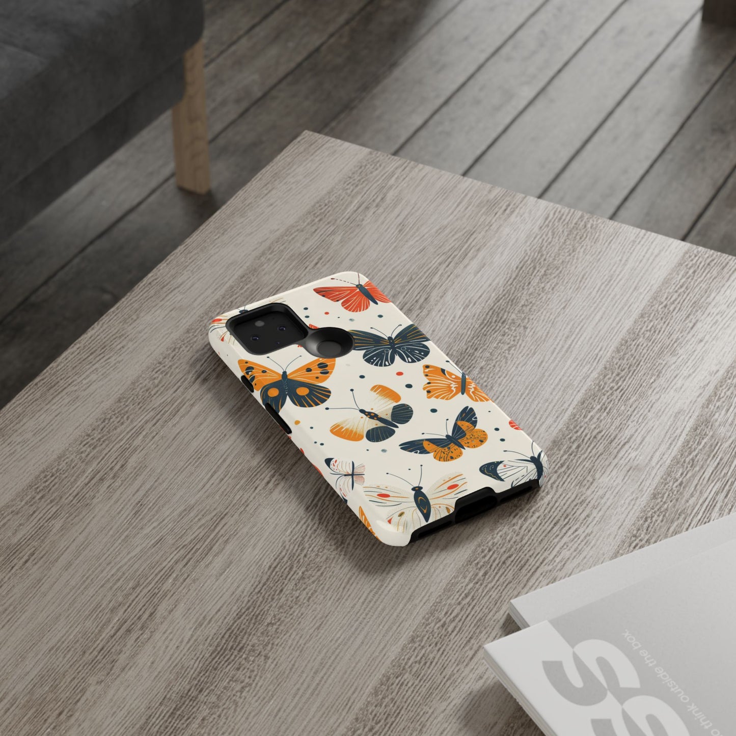 Funda resistente con estampado de mariposas - Protectora floral naranja y azul marino para iPhone, Samsung Galaxy y Google Pixel