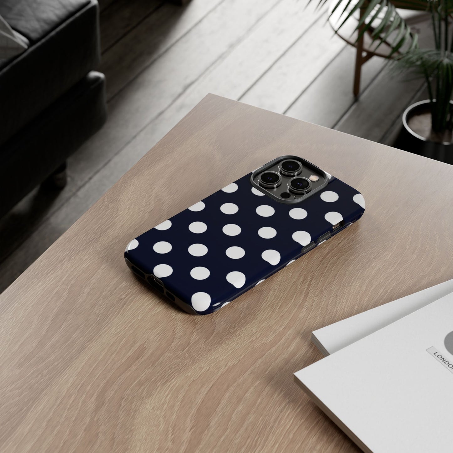 Robuste Marineblaue Polka-Dot Handyhülle – Klassische Schutzhülle mit weißen Punkten für iPhone, Samsung Galaxy & Google Pixel