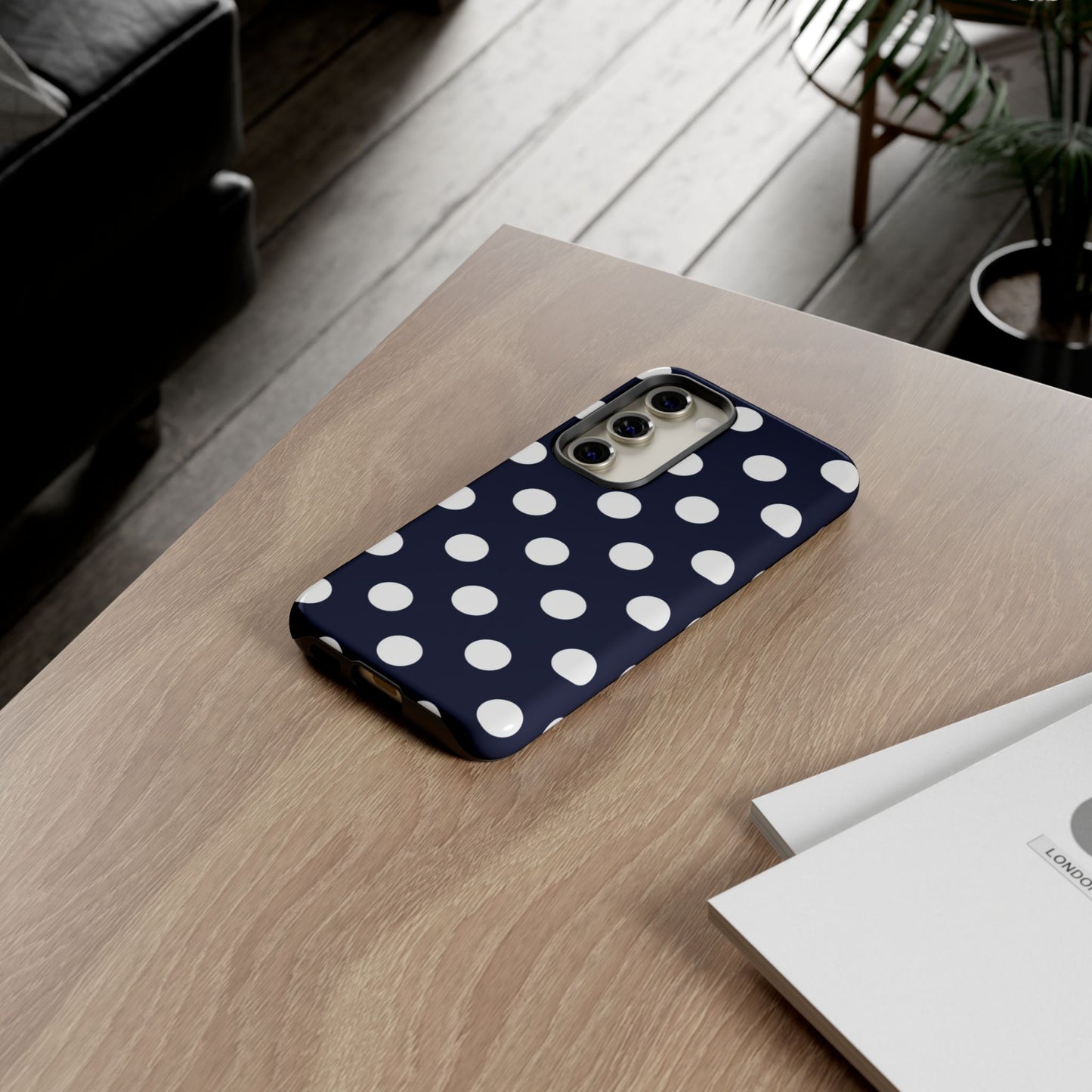 Robuste Marineblaue Polka-Dot Handyhülle – Klassische Schutzhülle mit weißen Punkten für iPhone, Samsung Galaxy & Google Pixel