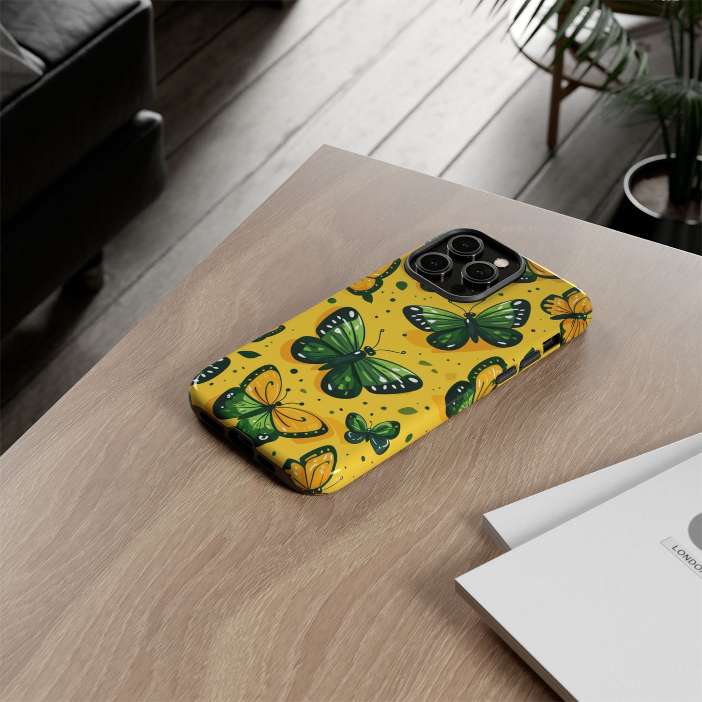 Robuste Handyhülle mit grünen Schmetterlingen – Schutzhülle mit gelbem Cartoon-Design für iPhone, Samsung Galaxy & Google Pixel