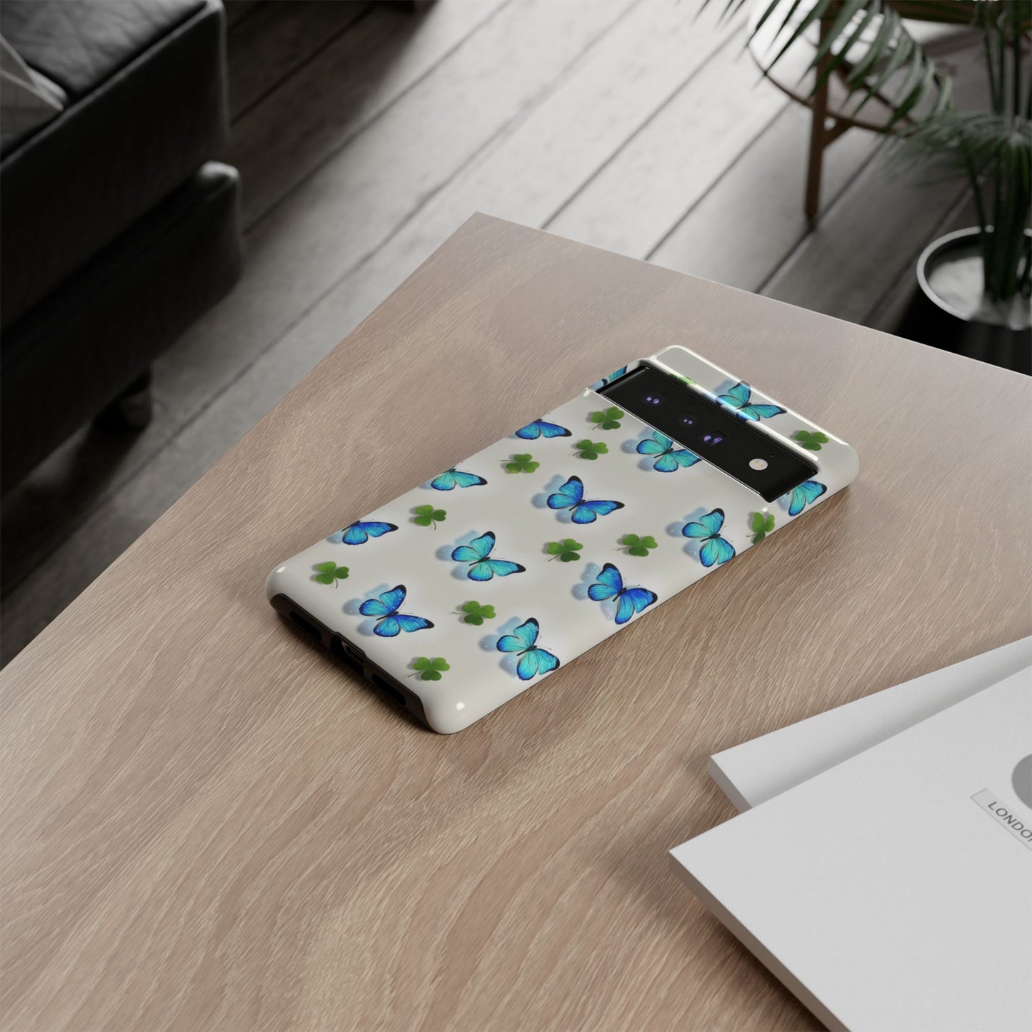 Funda protectora resistente con diseño de mariposas y trébol de la suerte para iPhone, Samsung Galaxy y Google Pixel: diseño de mariposas azules
