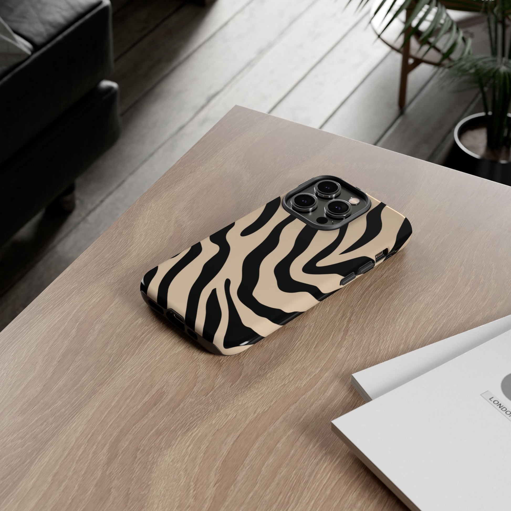 Stylish zebra print phone case - slim dual-layer polycarbonate shell
