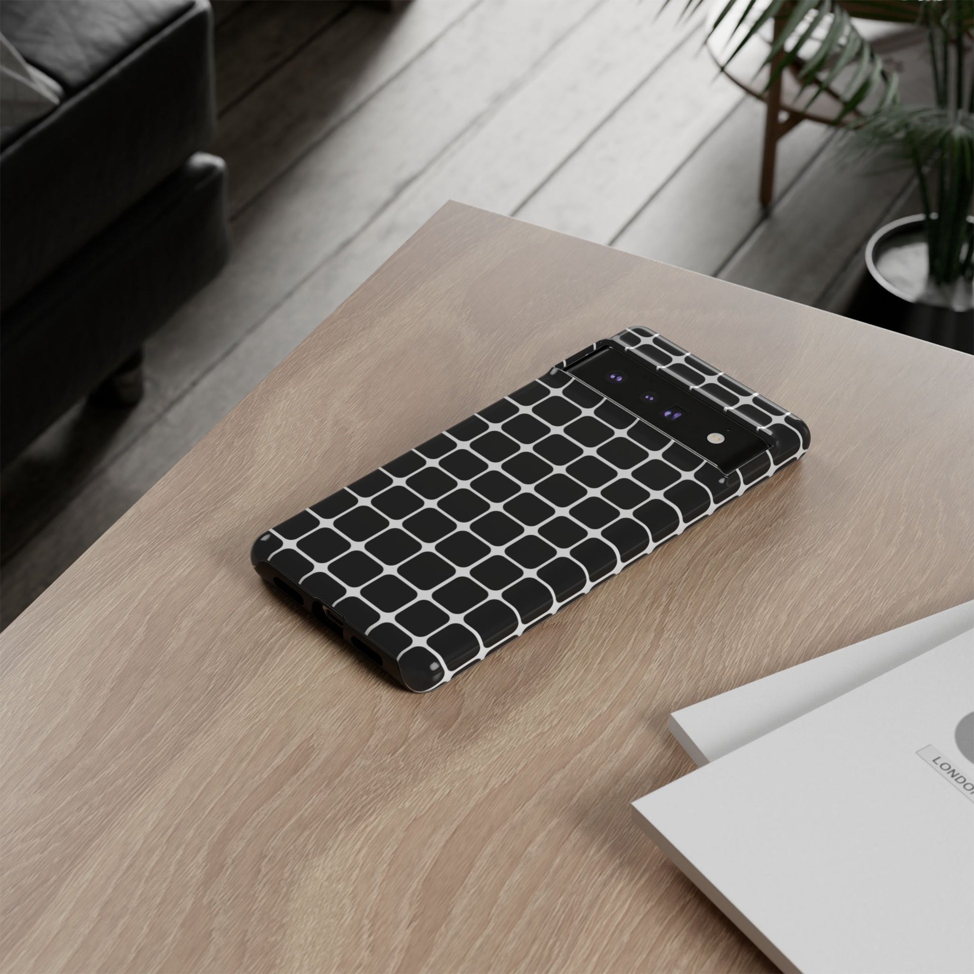 Slim black grid protective phone case – dual-layer TPU polycarbonate cover with precise cutouts
