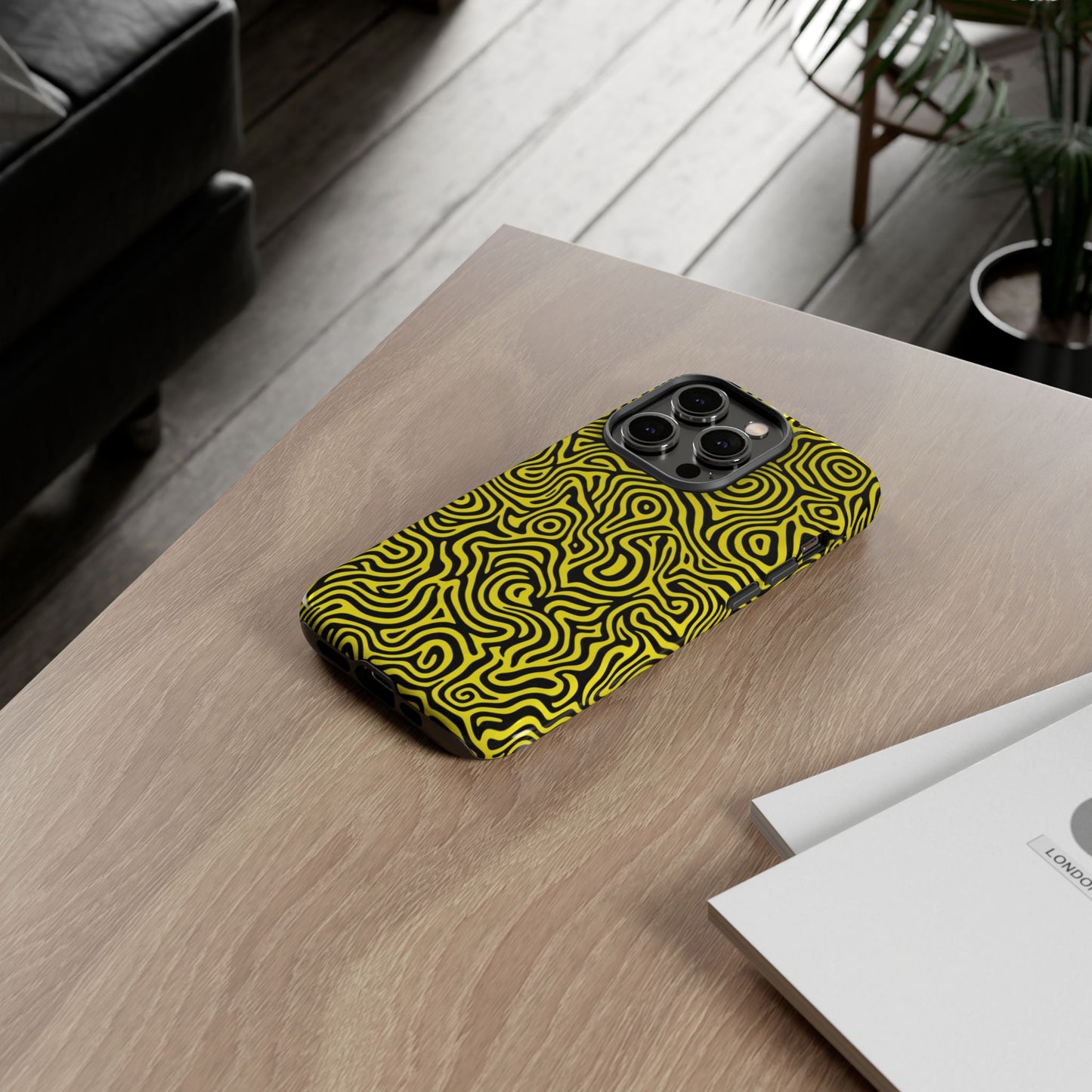 Gelb Schwarzer Abstrakter Wirbel Robuste Handyhülle - Kräftiges Psychedelisches Muster Cover für iPhone, Samsung Galaxy & Google Pixel