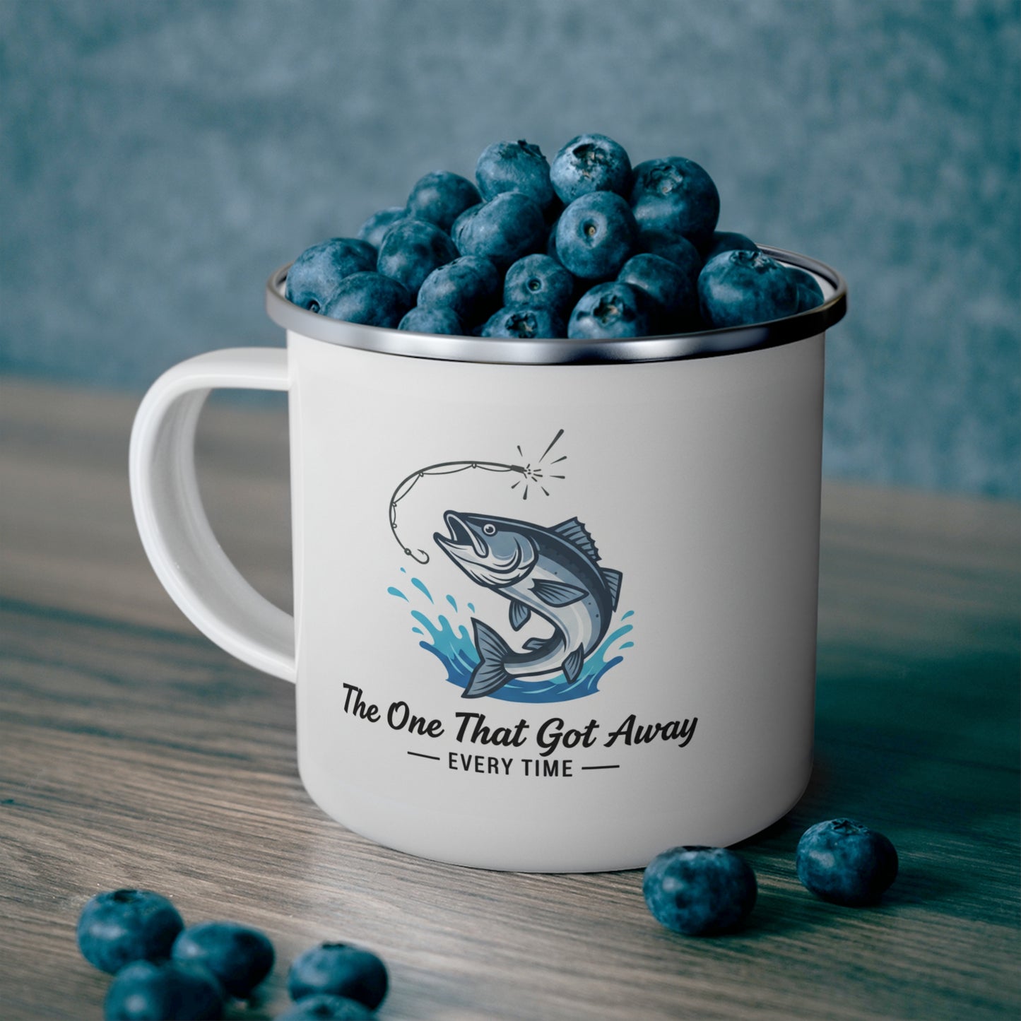 Emaille-Campingtasse „Der, der entwischte“ – Lustige Angel-Kaffeetasse